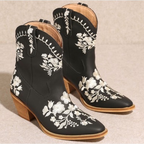 MIIM CAROLINE Black Faux Leather Floral Embroidered Western Heeled Cowboy Boots - Picture 5 of 9